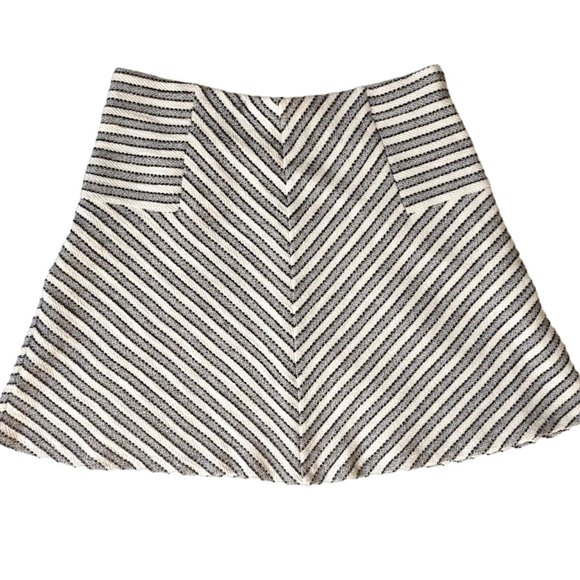 Ann Taylor LOFT Chevron Striped Black and White Short Skirt Medium - Picture 1 of 9